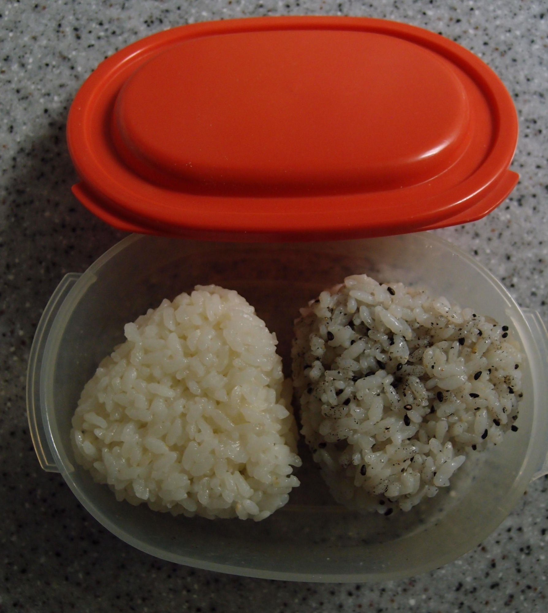 ちくわとカニカマのおにぎり弁当