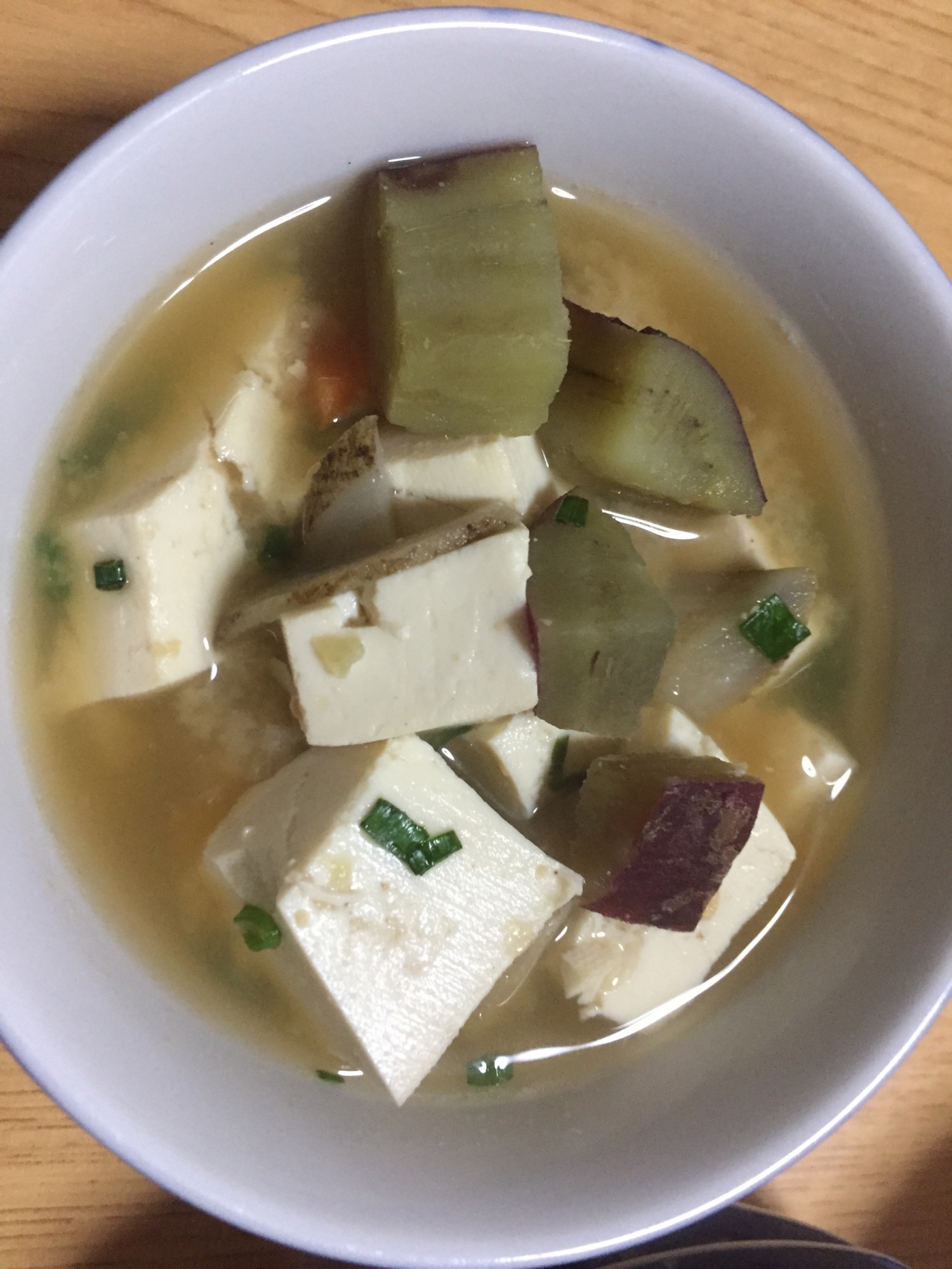 さつまいもと豆腐と根菜味噌汁