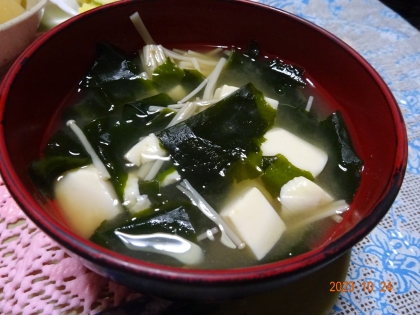 豆腐、わかめ、えのき茸の味噌汁