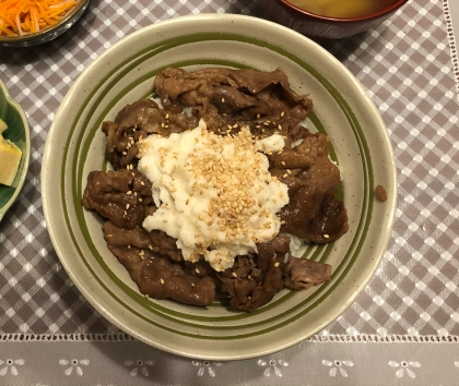 牛肉とろろ丼