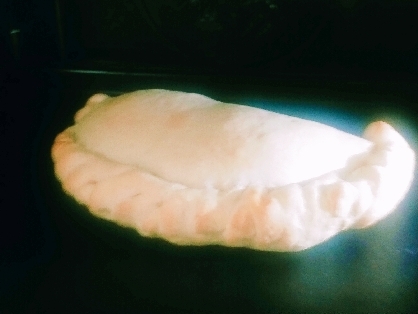 少し大きめのジャンボ カルツォーネ 作っちゃいました!!ピザと違ってポケット パンみたいで食べやすいです♡⁠1つでお腹いっぱいになりました!