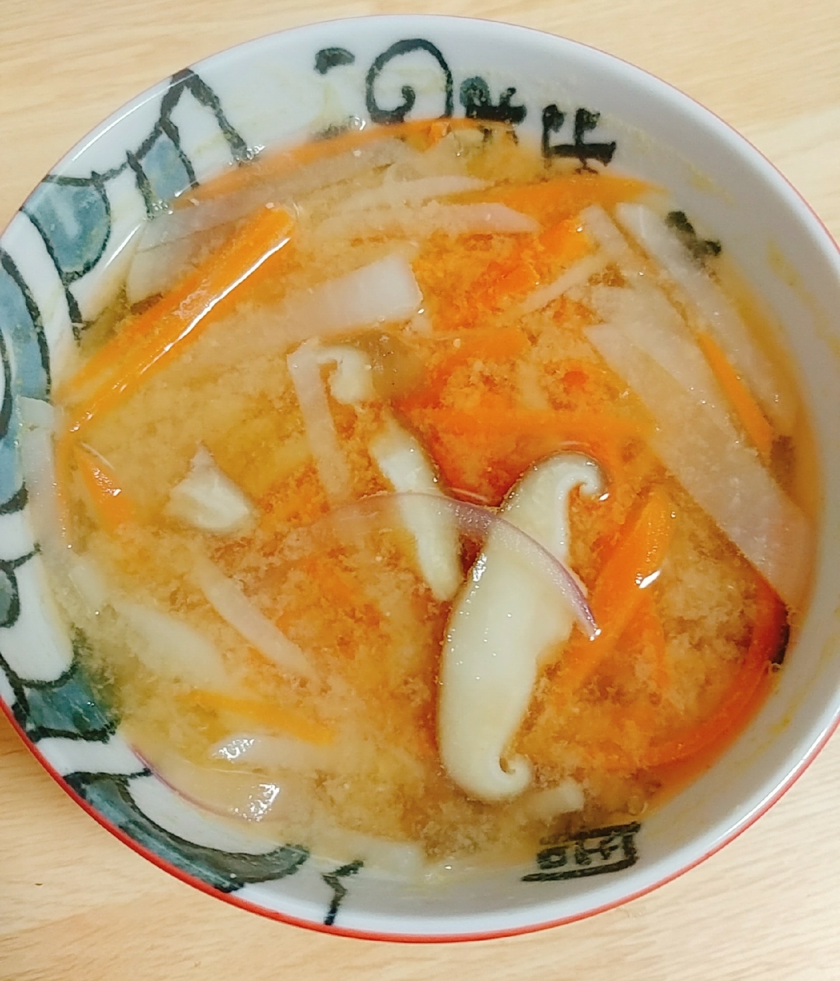 大根　ニンジン　椎茸　赤玉葱のお味噌汁