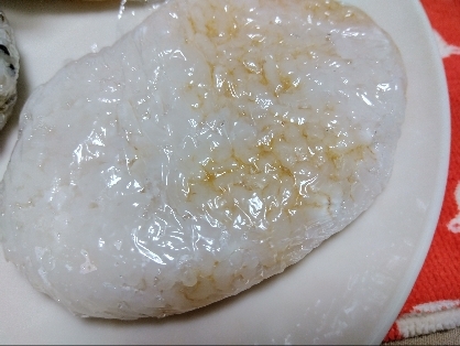 梅干しとおかかと黒すりごまのおにぎり