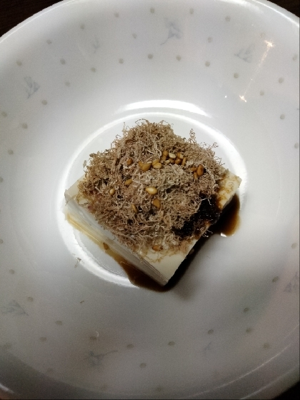 とろろ昆布とごまの冷奴