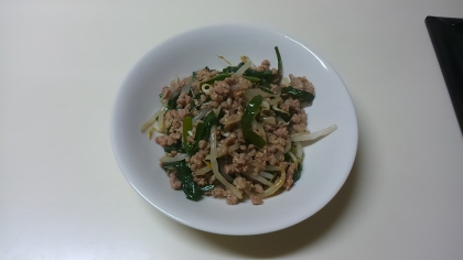 定番おかず　豚ひき肉とニラもやし​炒め