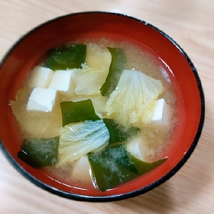 豆腐と白菜とわかめのお味噌汁