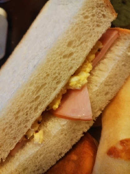 食パンで作るたまごとハムのサンドイッチ