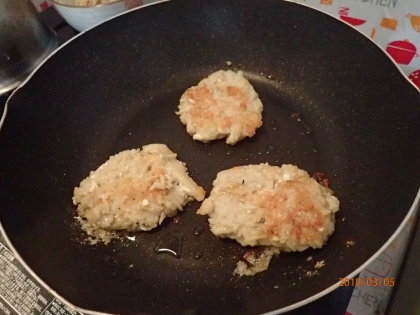 朝食に作った雑炊が残ったので作ってみました。子どもが喜んで食べてくれました。