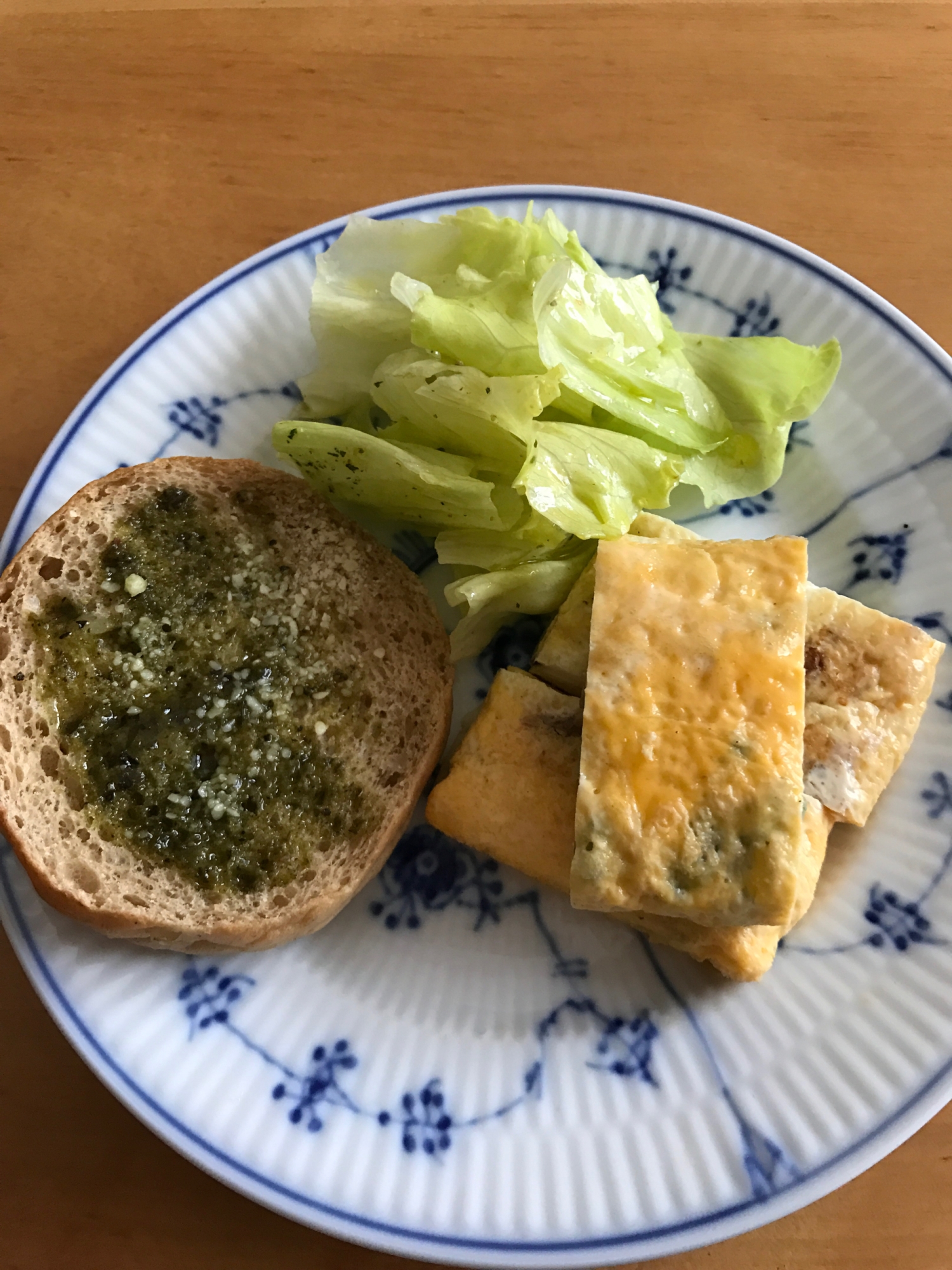 バジルチーズトーストの朝ごはんプレート