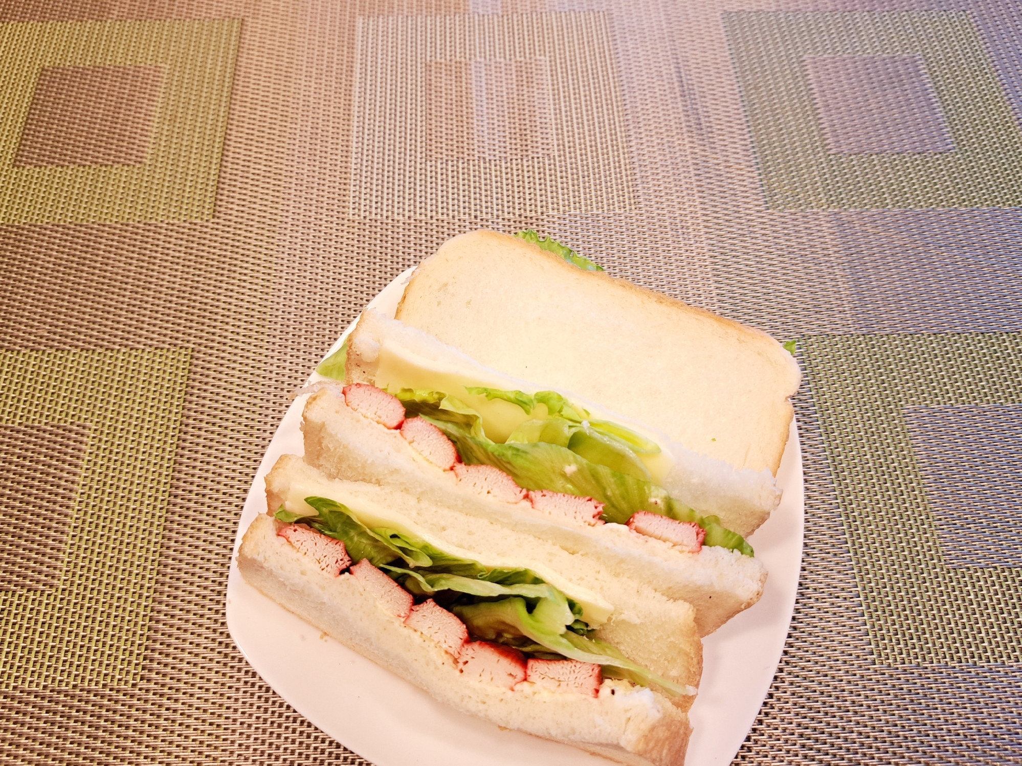 たっぷりカニカマ チーズ レタスのサンドイッチ