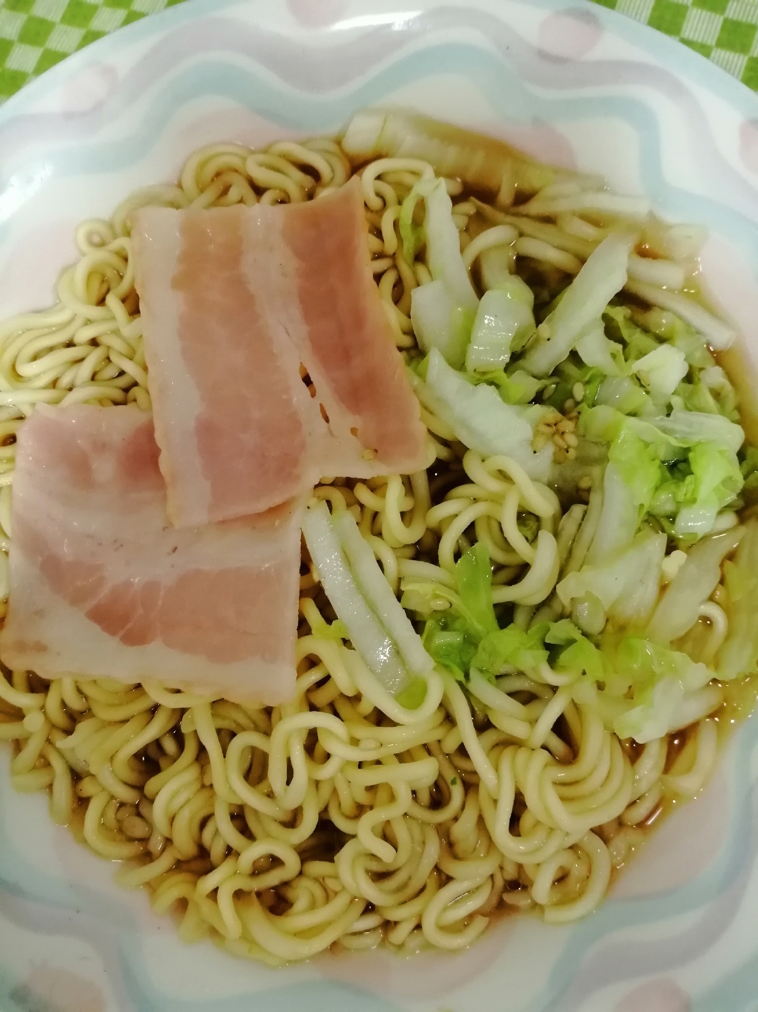 鍋で白菜入りインスタントラーメン