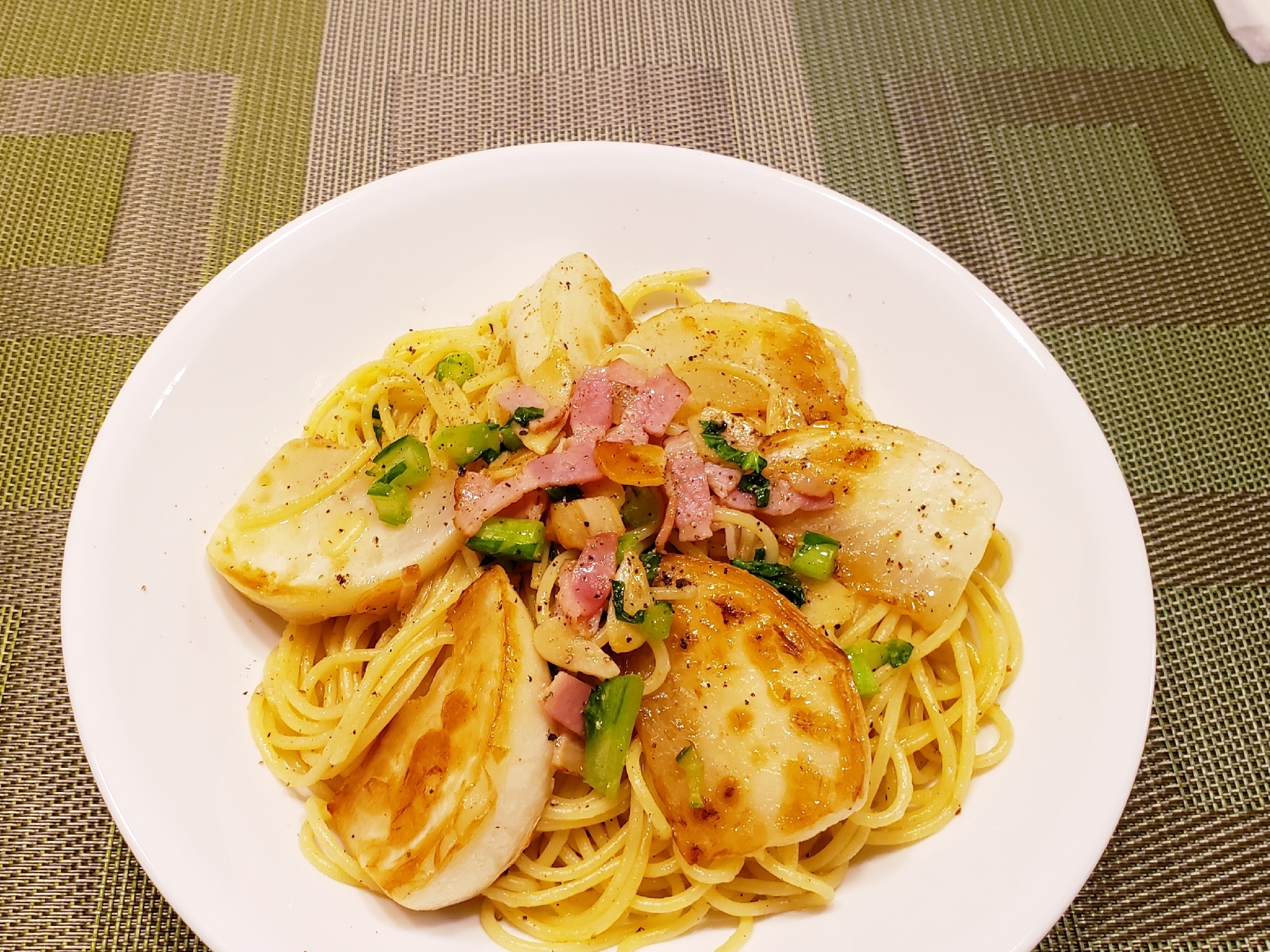 みずみずしい かぶ と ベーコンの塩味パスタ