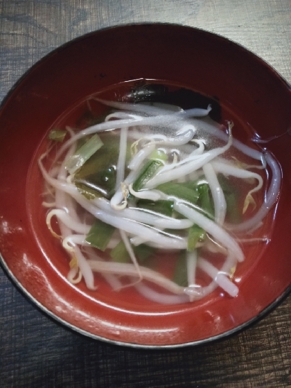 ニラともやしとワカメの中華スープ