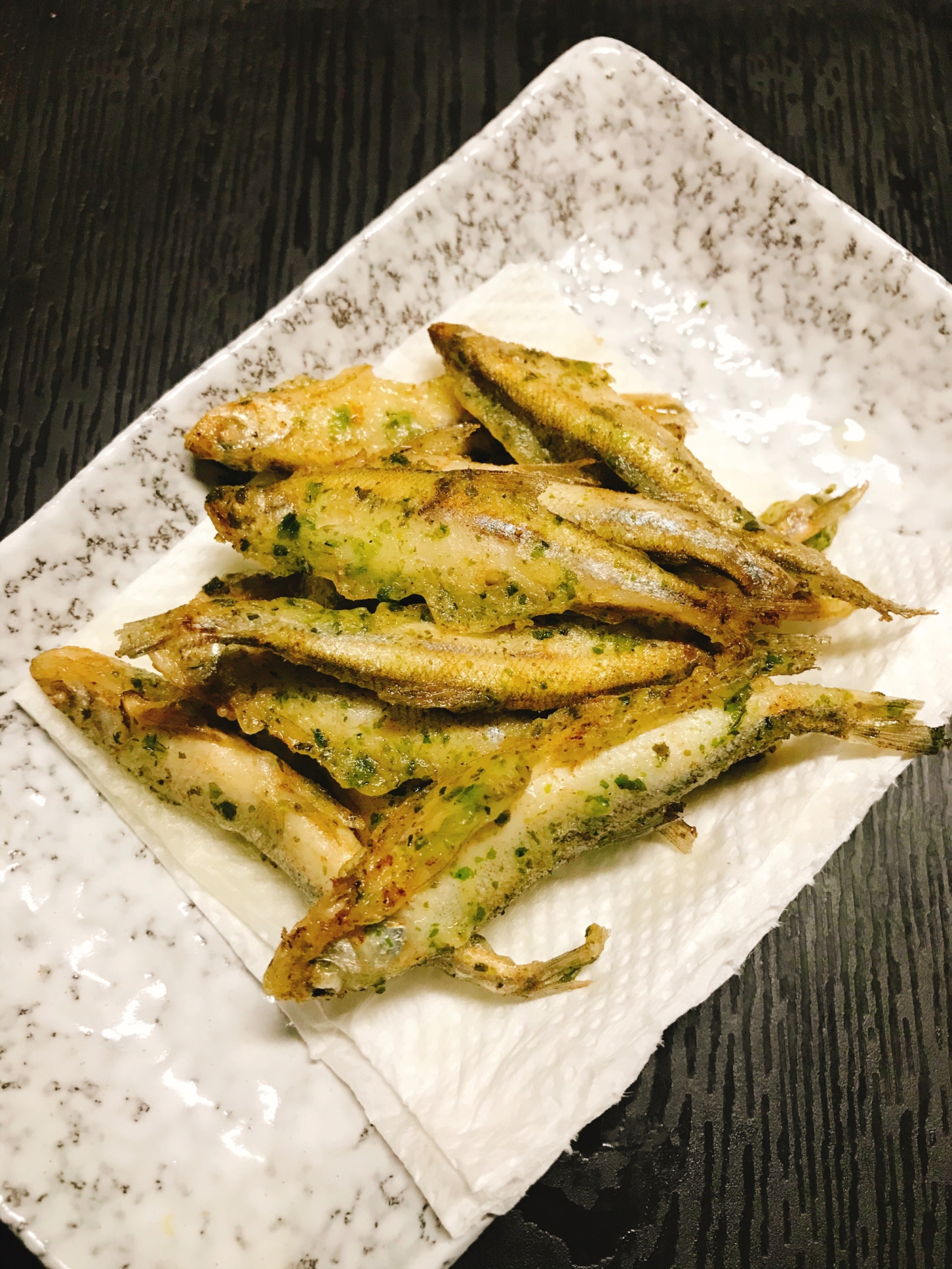 白い角皿に盛り付けられたわかさぎの青のり揚げ