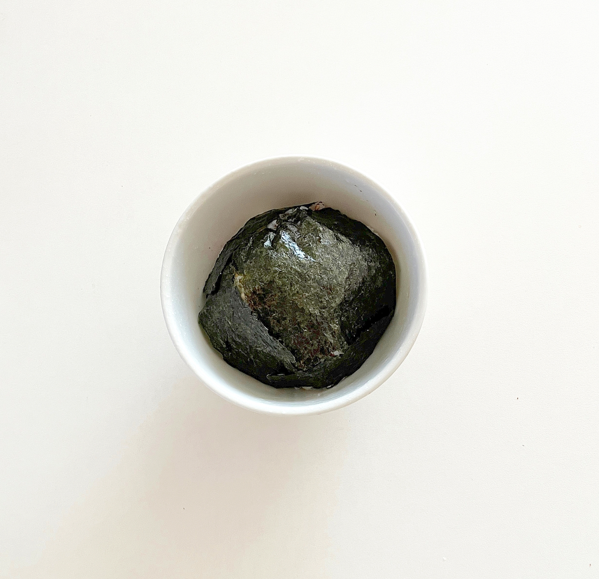 梅干しとゴマのおにぎり