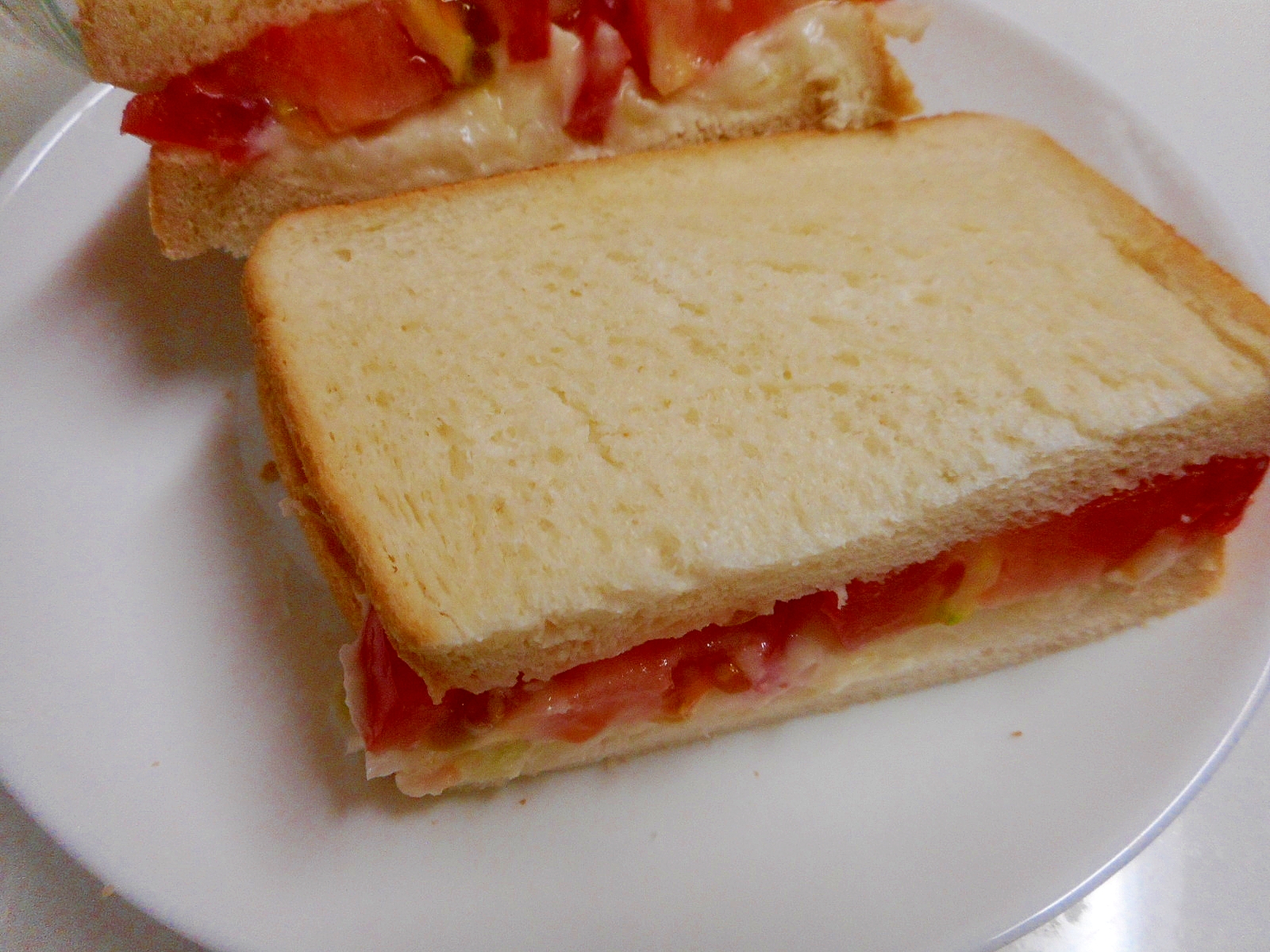クリチポテサラとトマトのサンドイッチ