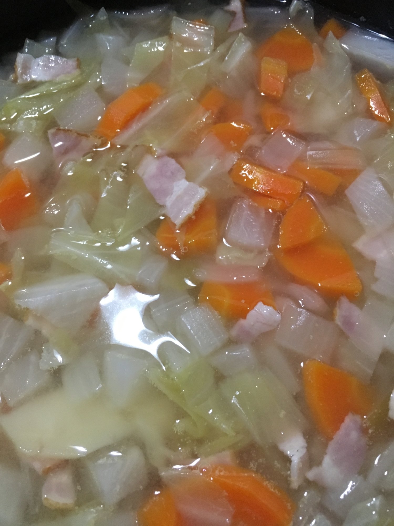 野菜とベーコンのコンソメスープ