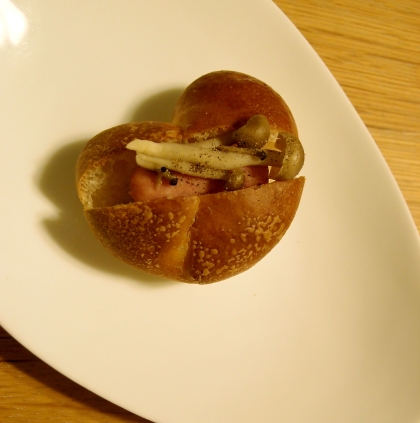 しめじと魚肉ソーセージのロールパン(*^^*)