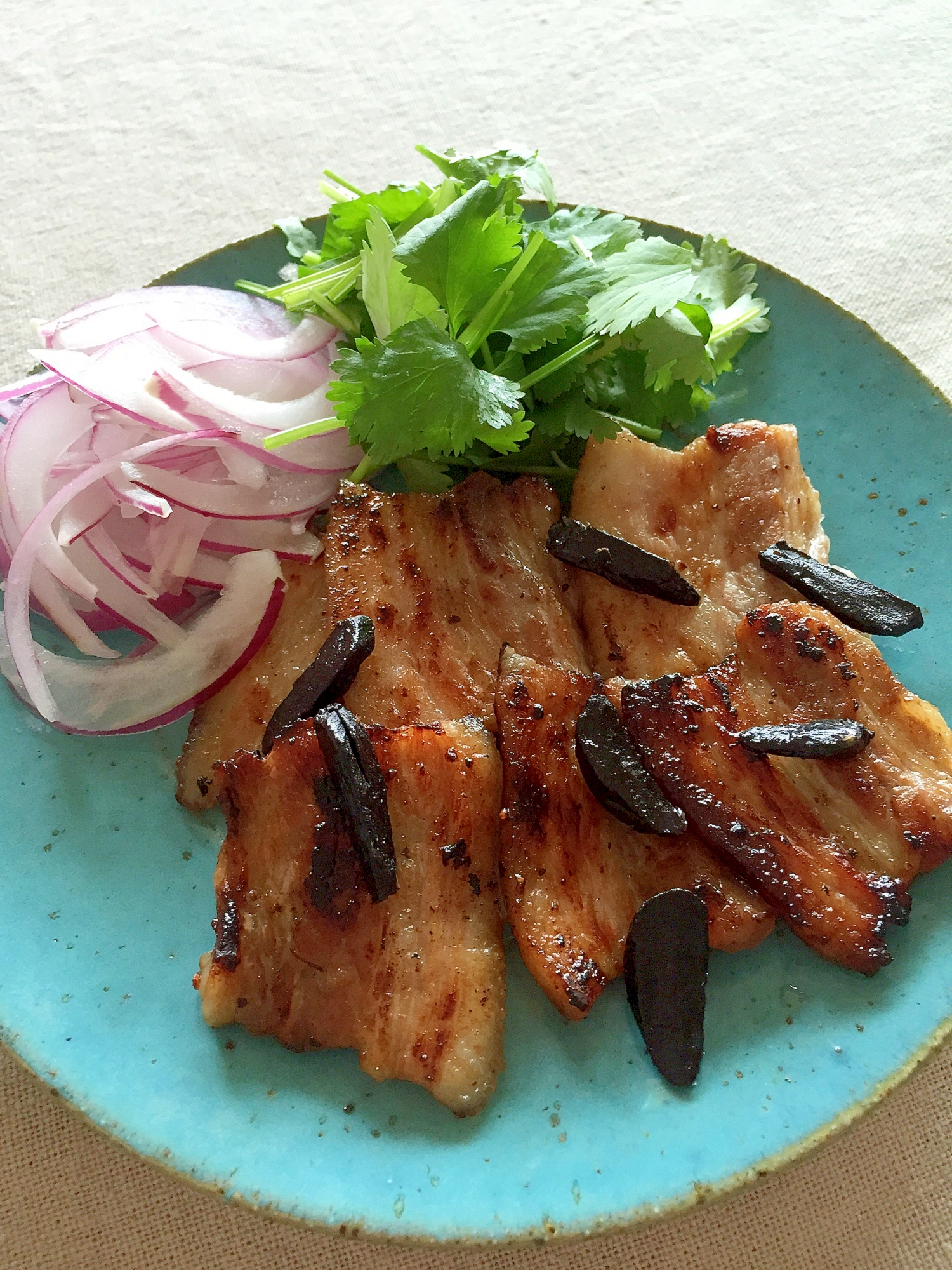 豚バラ肉の黒にんにくカリカリ焼き