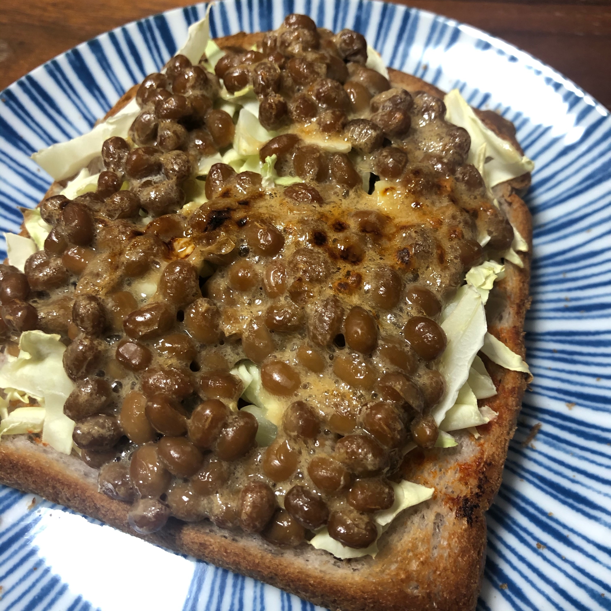 朝から腸活♪キャベツと納豆のコチュジャントースト