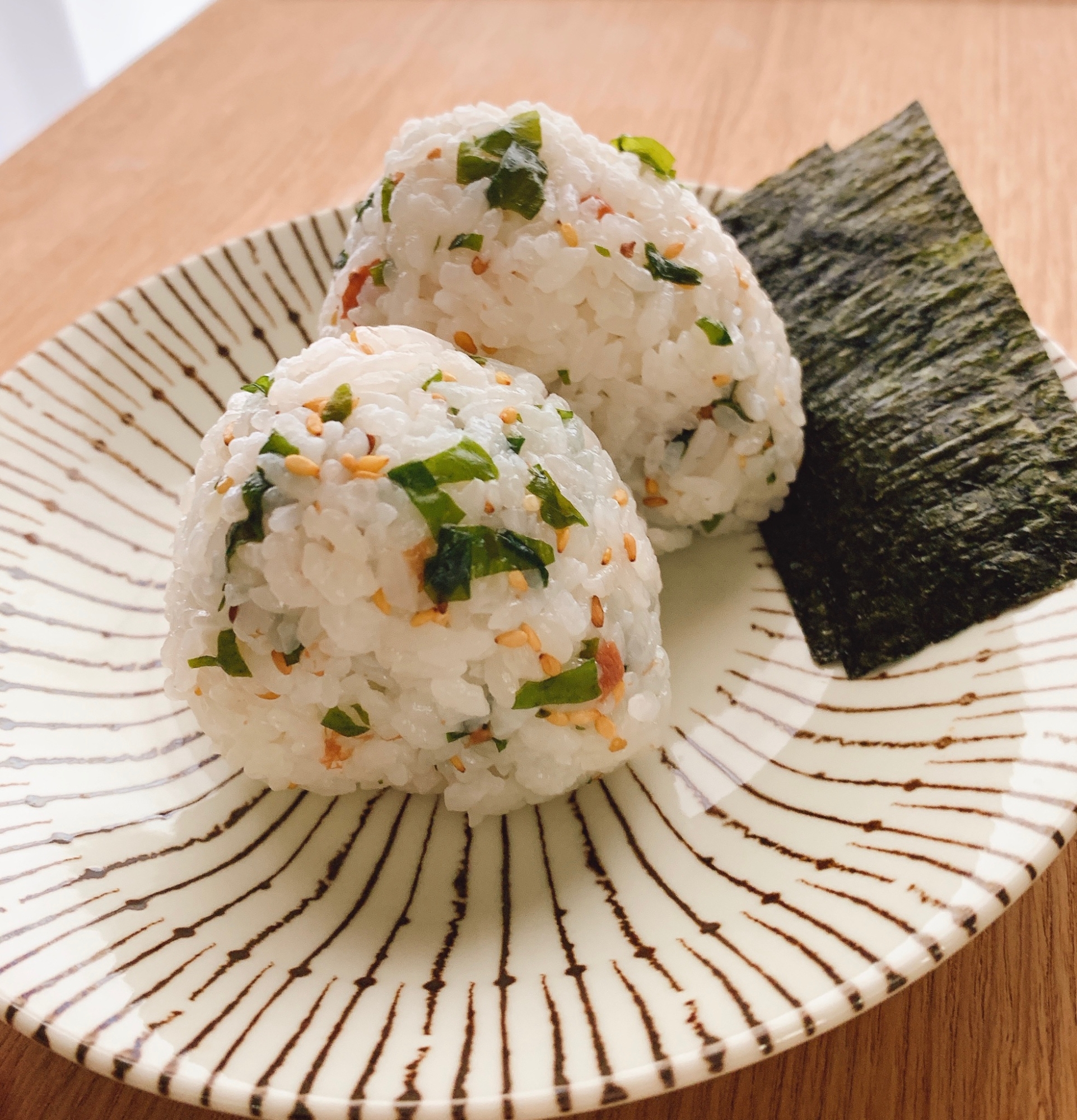 おにぎりの素いらず！食感楽しい☆梅わかめおにぎり