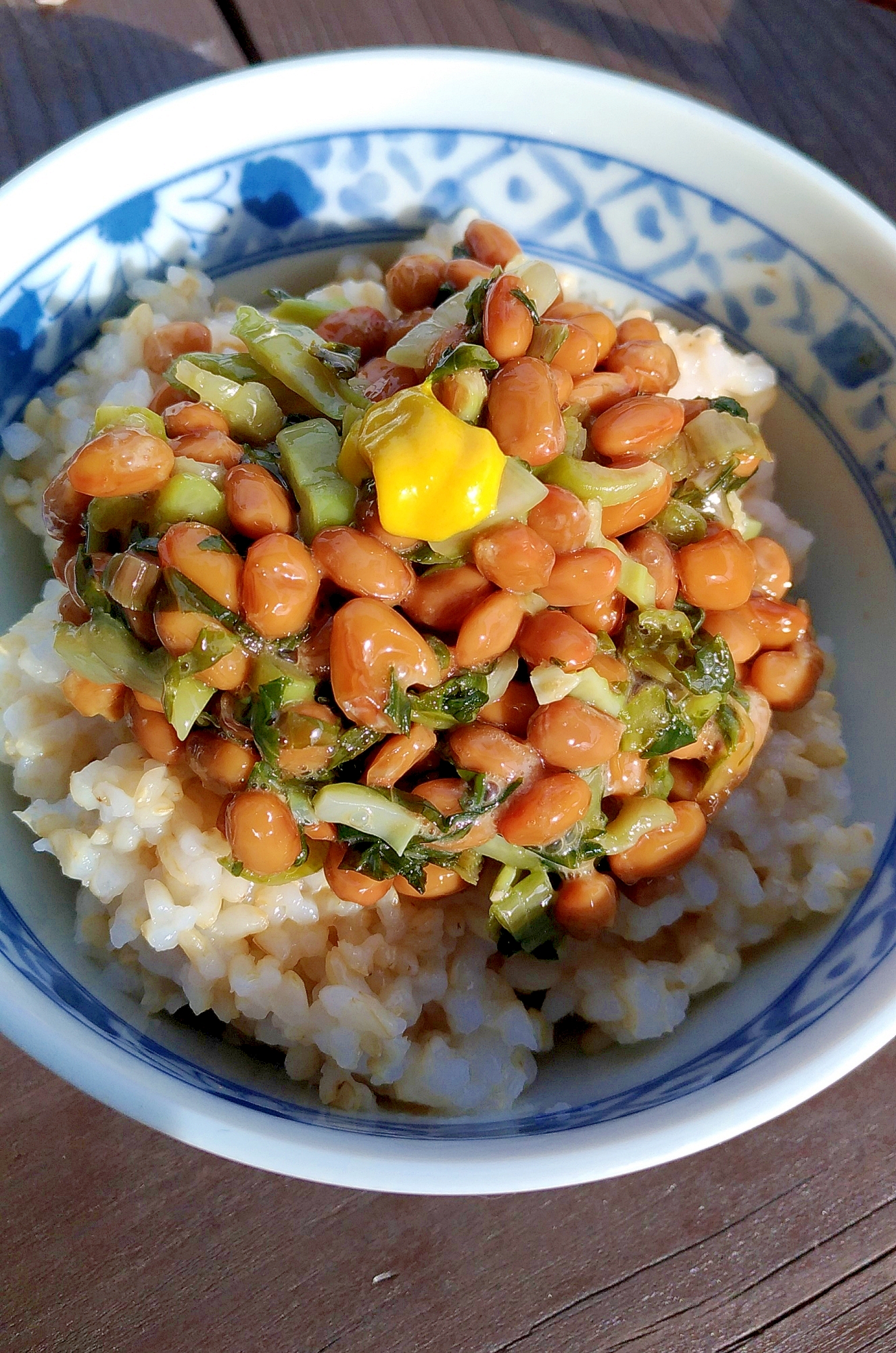 ごま油香る☆やわらかモチモチ玄米ご飯の高菜納豆丼