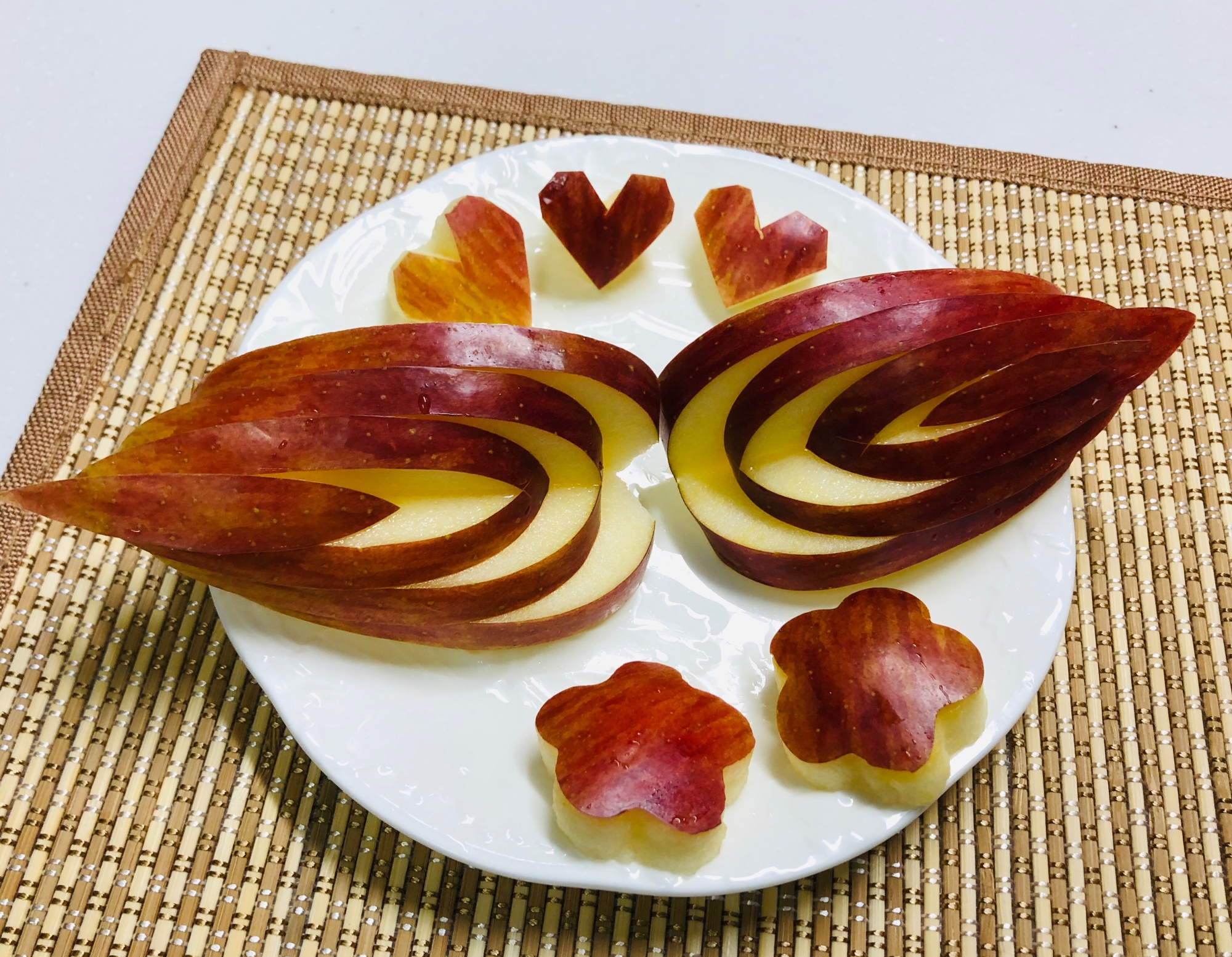 簡単 りんごの飾り切りで テーブルに華やかさを レシピ 作り方 By 善ちゃん 楽天レシピ 簡単 りんごの飾り切りで テーブルに華やかさを レシピ 作り方 By 善ちゃん 楽天レシピ