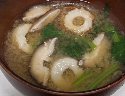 ちくわ、椎茸、小松菜の味噌汁