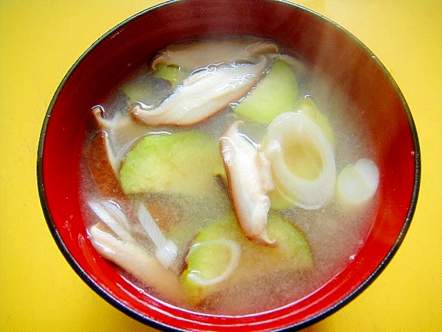茄子としいたけ長ネギの味噌汁