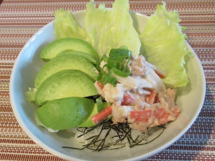 ランチに。
火を使わずに手軽に作れる丼ですね！
カニカマとツナの組み合わせがイイですね(´艸｀*)
美味しくいただきました♪