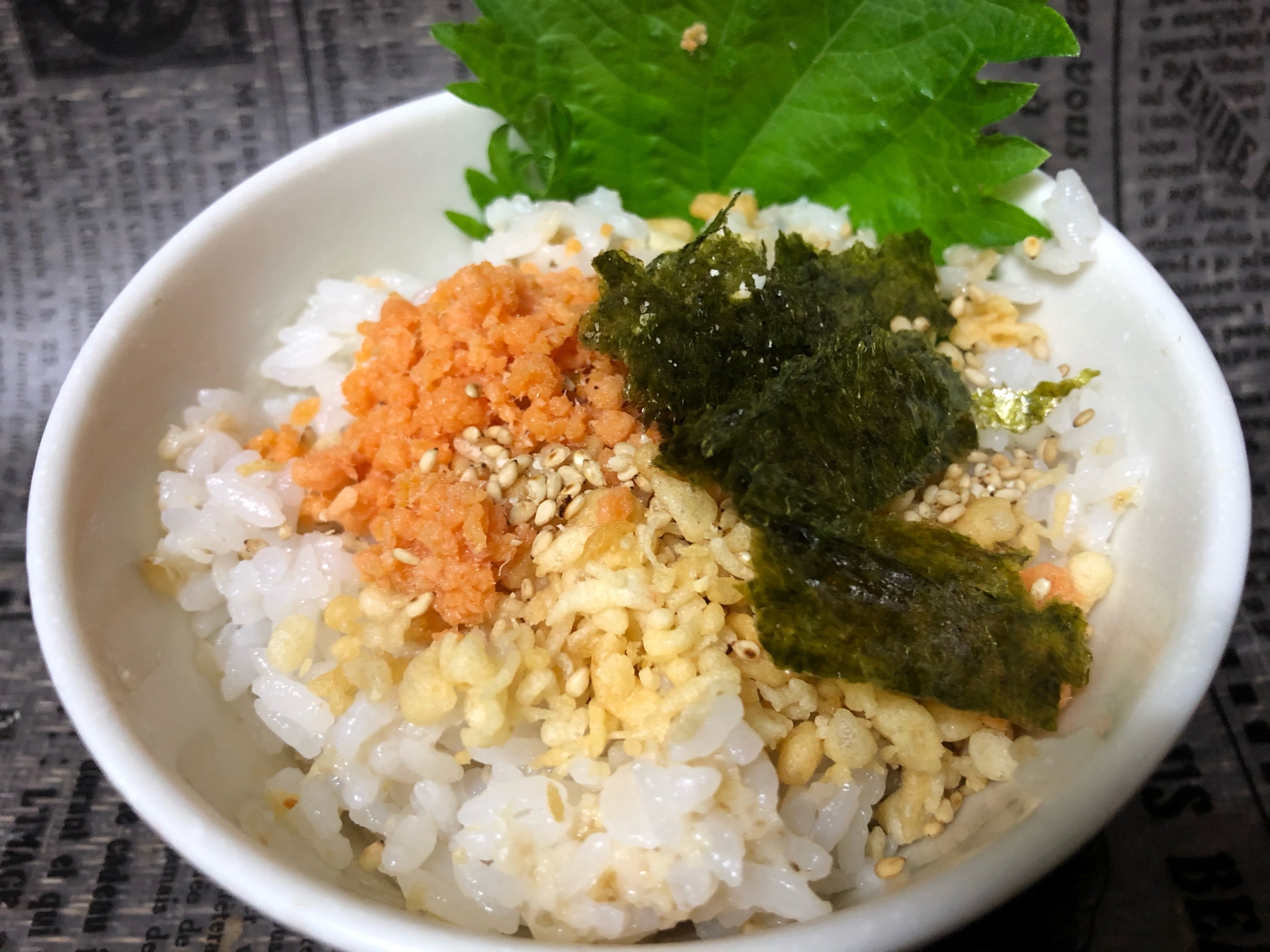 朝ごはんに♪天かす&鮭のボリューミー大葉丼