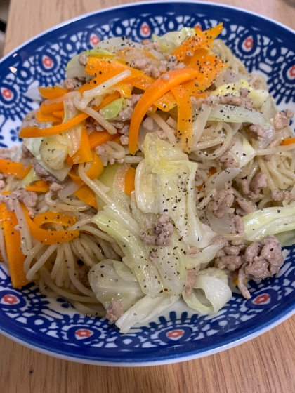 残り野菜とお肉で作りました！
初めて塩焼きそば美味しかったです！