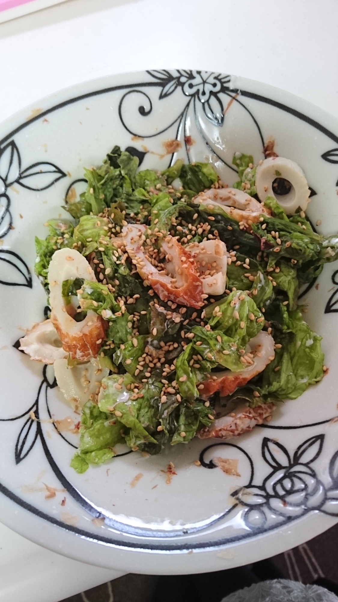 白いお皿に盛り付けられたサニーレタスとちくわのしょうゆマヨ和え