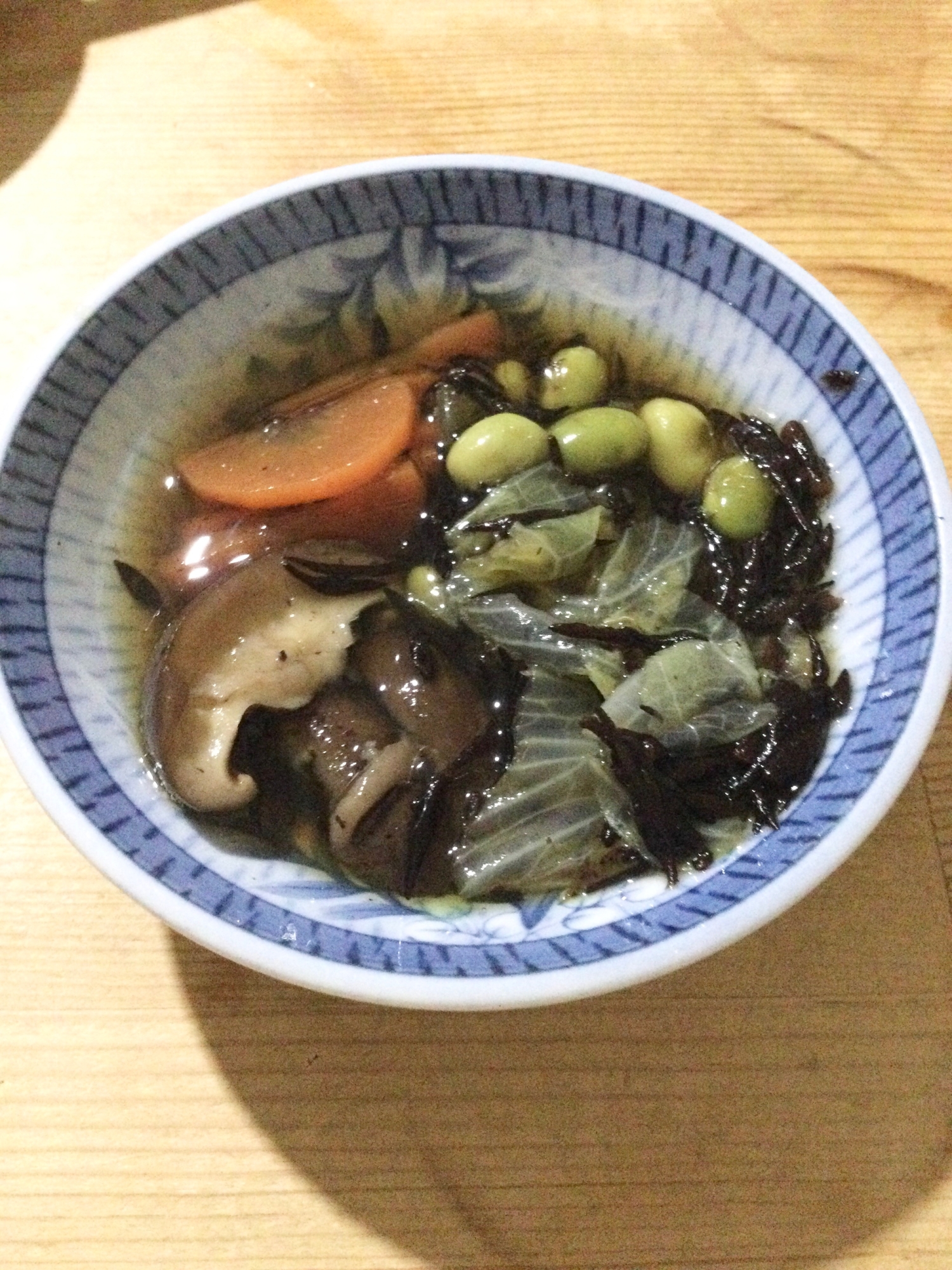 椎茸人参レタス枝豆芽ひじきの煮物♪
