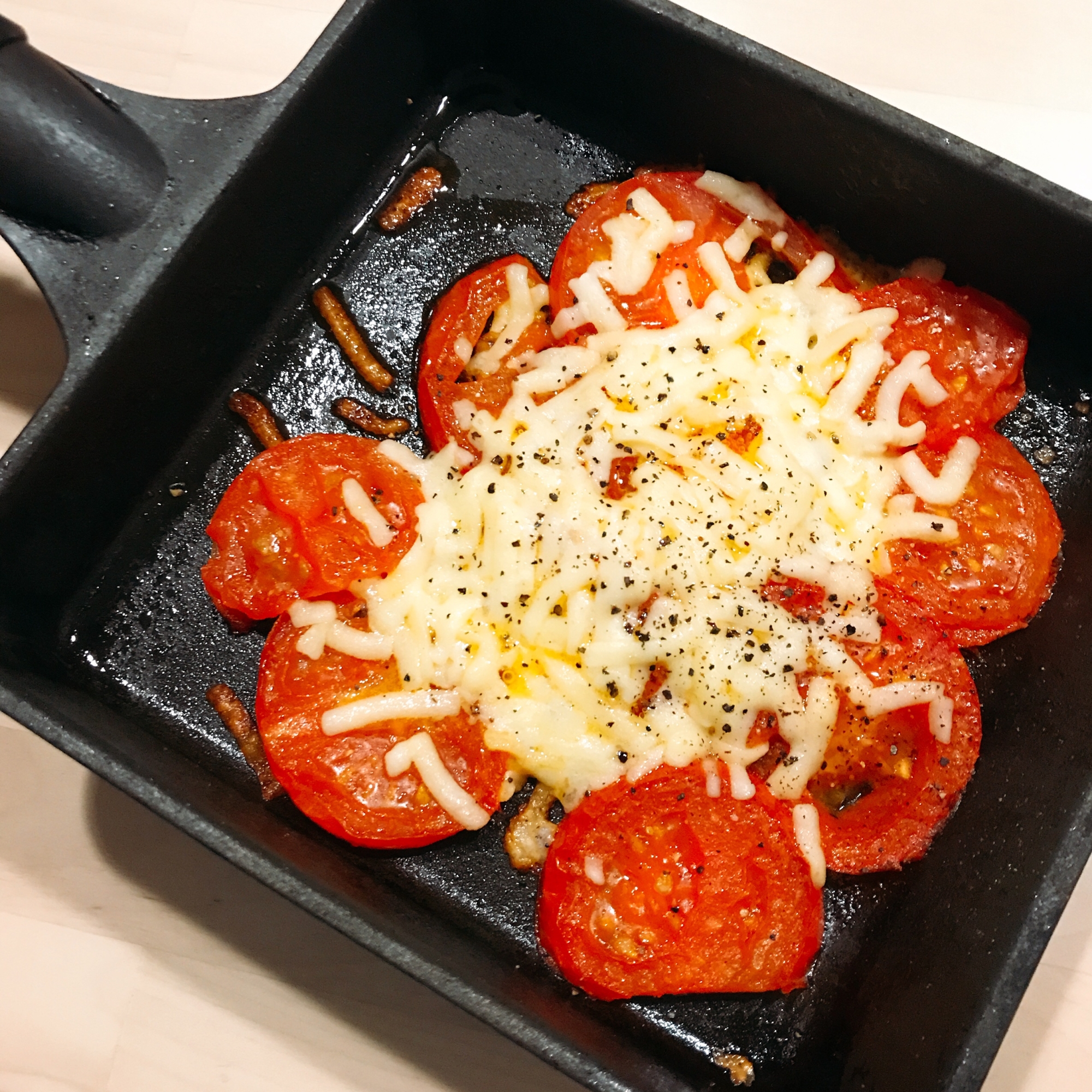 フライパンのまま食卓へ！簡単熱々♡焼きチーズトマト