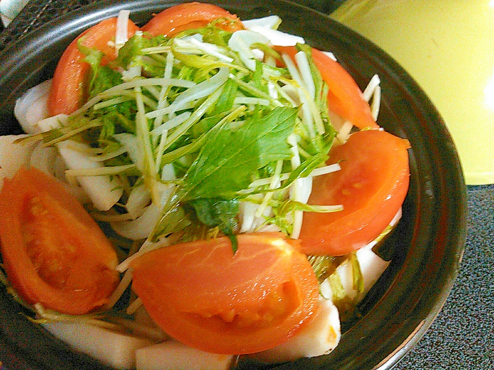 ハンバーグ水菜トマト絹さや蕪タマネギの蒸しサラダ