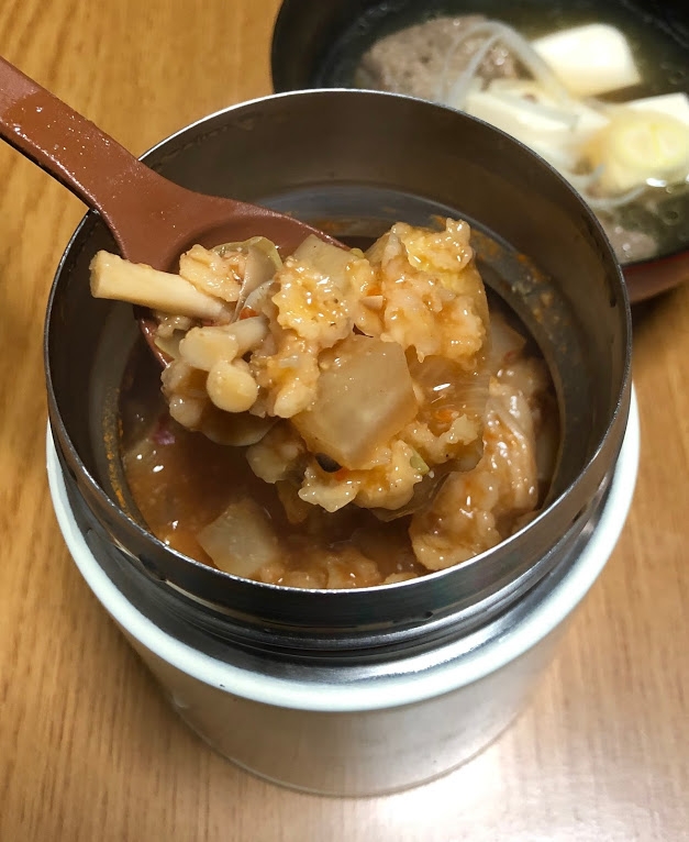 白いスープジャーに入ったコチュジャンスープのオートミール