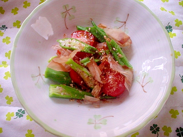 柄物の器に盛り付けられたオクラとミニトマトのごまおかか和え