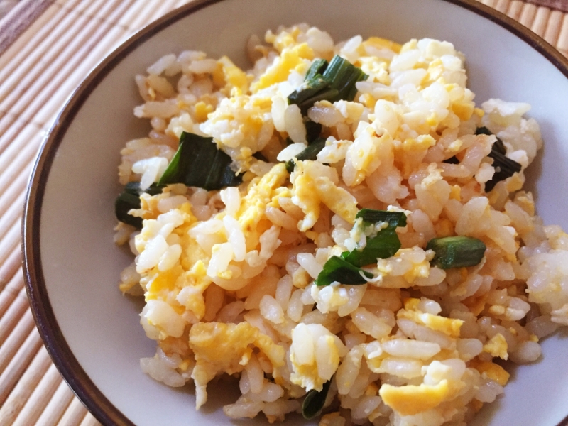 白い器に入れた行者にんにくのしょうゆ漬けと卵のチャーハン