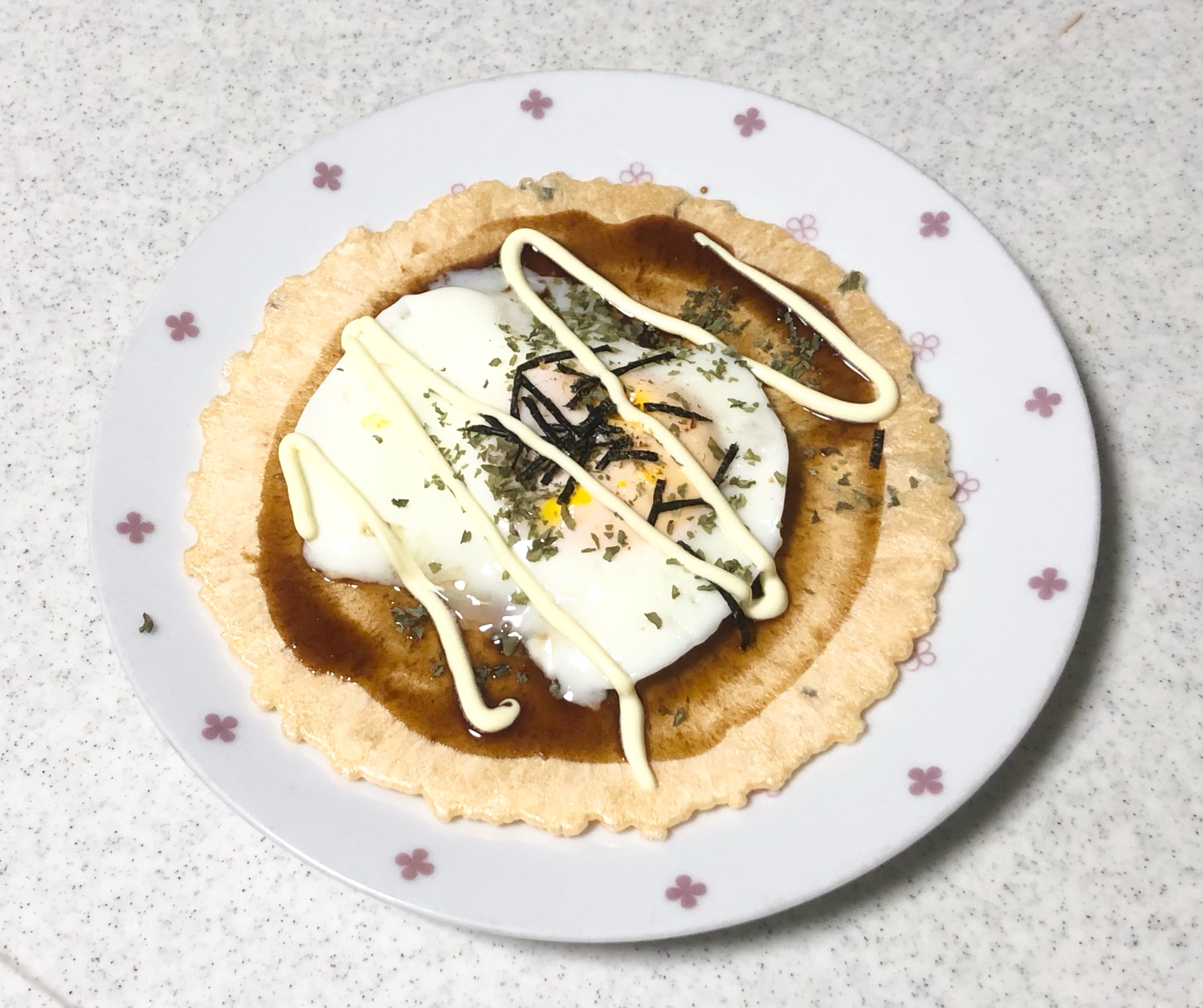 簡単⭐目玉焼きのせえびせんべい