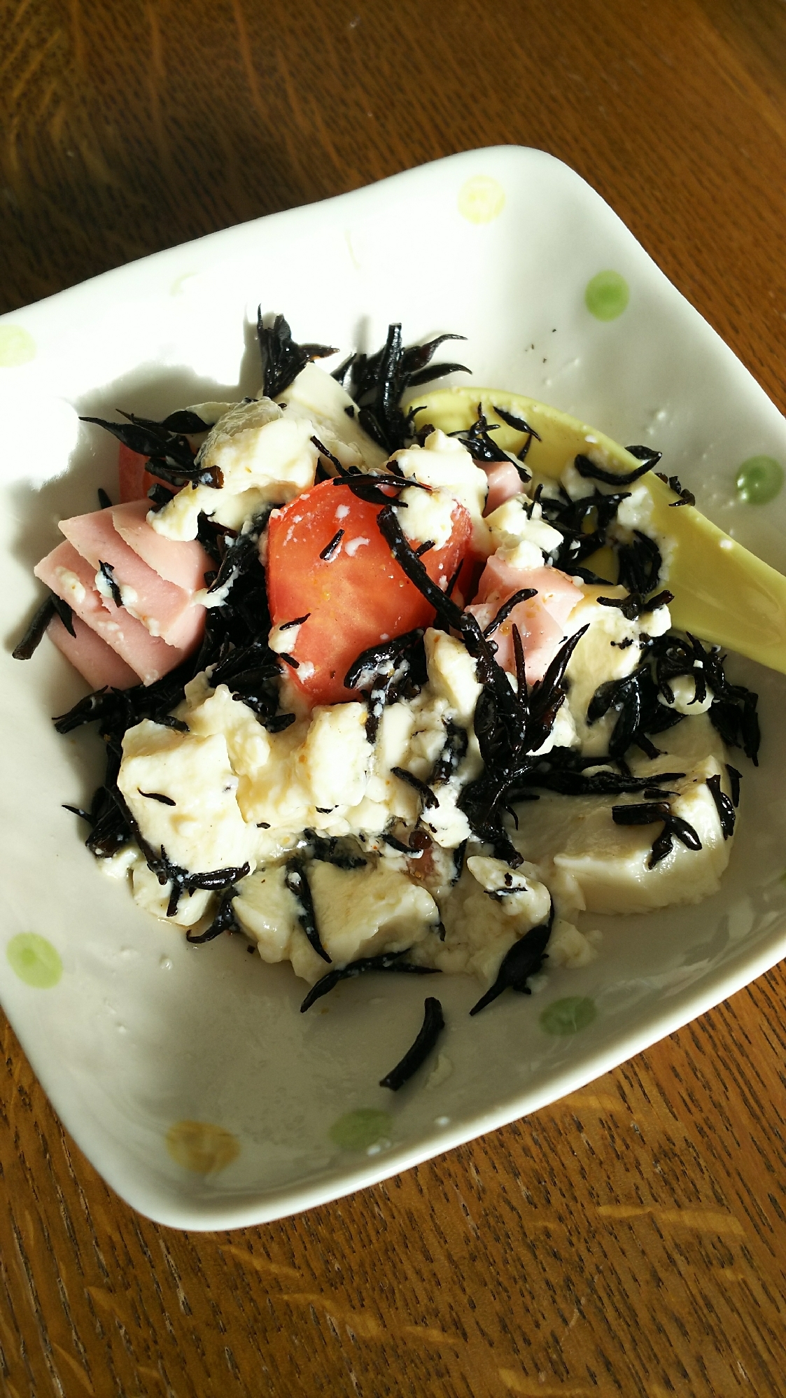 トマト&ひじき&魚肉ソーセージの豆腐サラダ