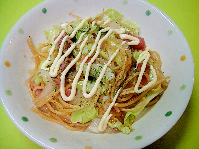 キャベツと厚切りベーコンのお好みソースパスタ