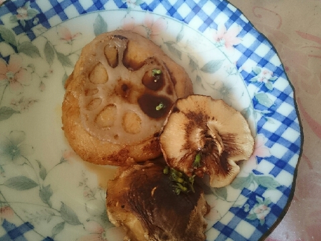 さつま揚げのレンコン乗せと焼き椎茸の紫蘇の実醤油