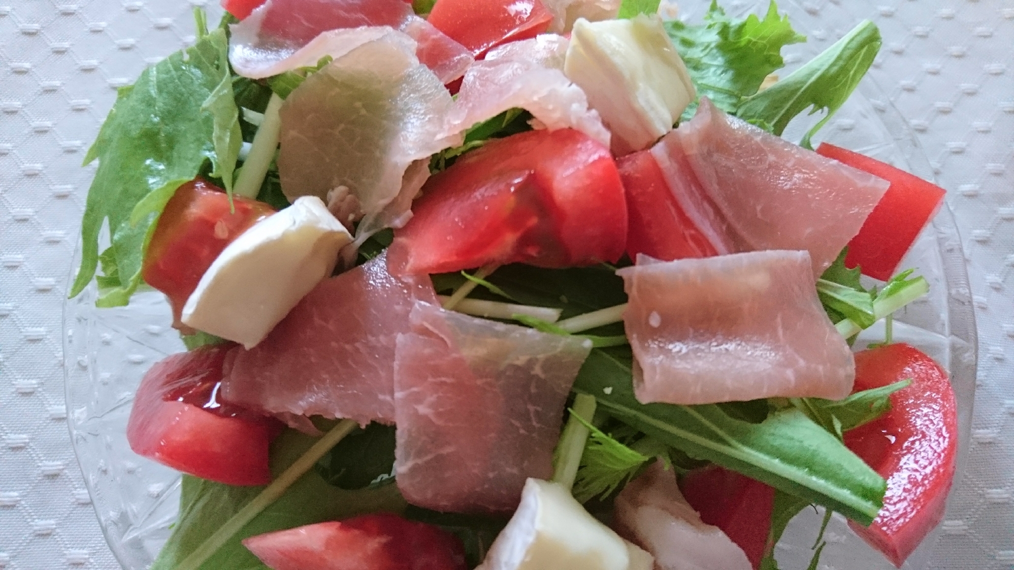 リーフレタスとトマトと生ハムのサラダ