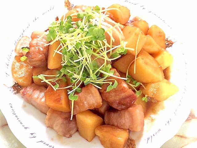 肉とじゃがいもがゴロゴロ!豚バラとポテトの甘辛炒め