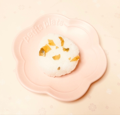 わかめご飯で明太子おにぎり