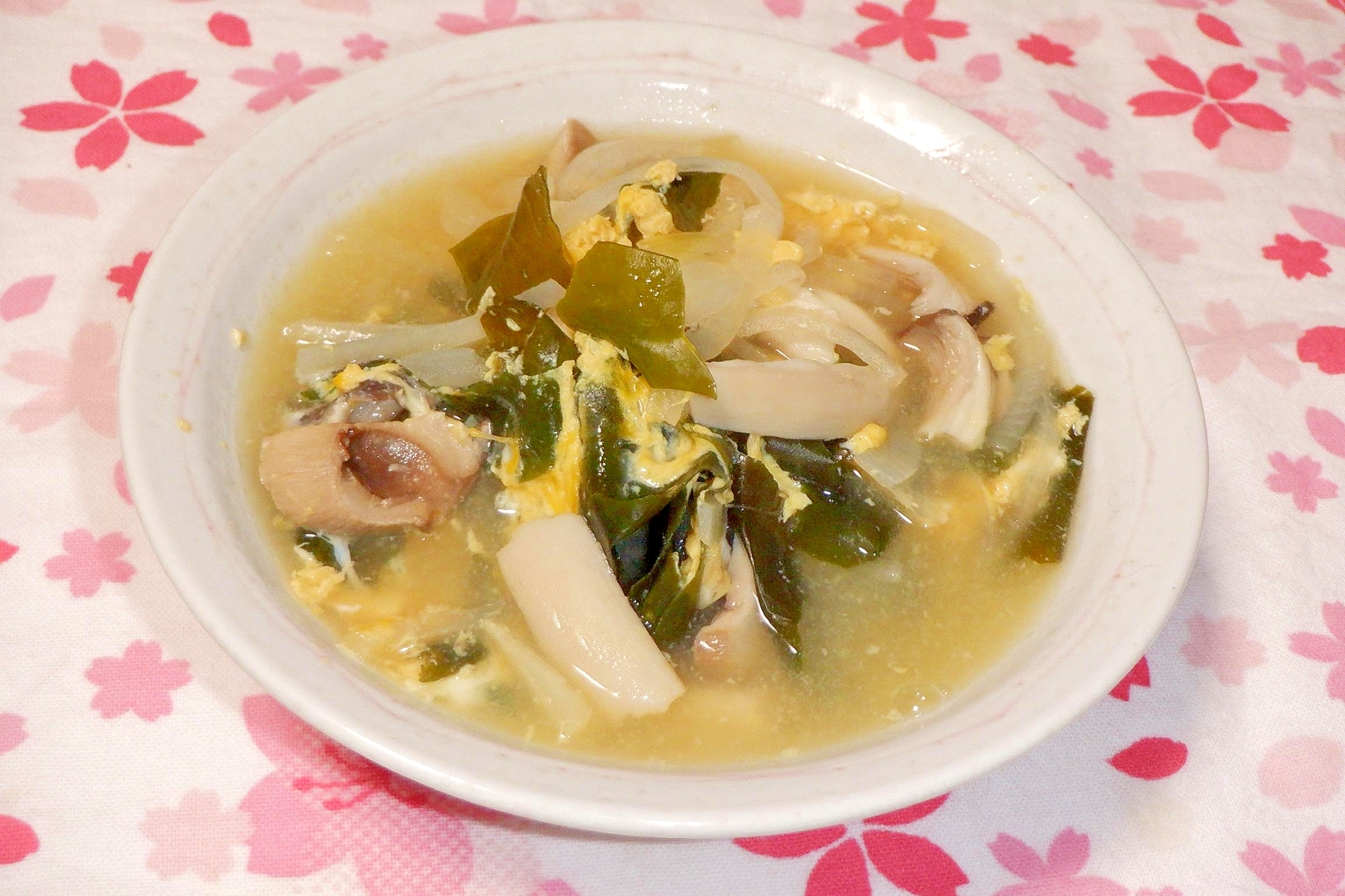 超簡単 玉ねぎとエリンギとわかめの卵スープ レシピ 作り方 By ひーじゃーまん 楽天レシピ