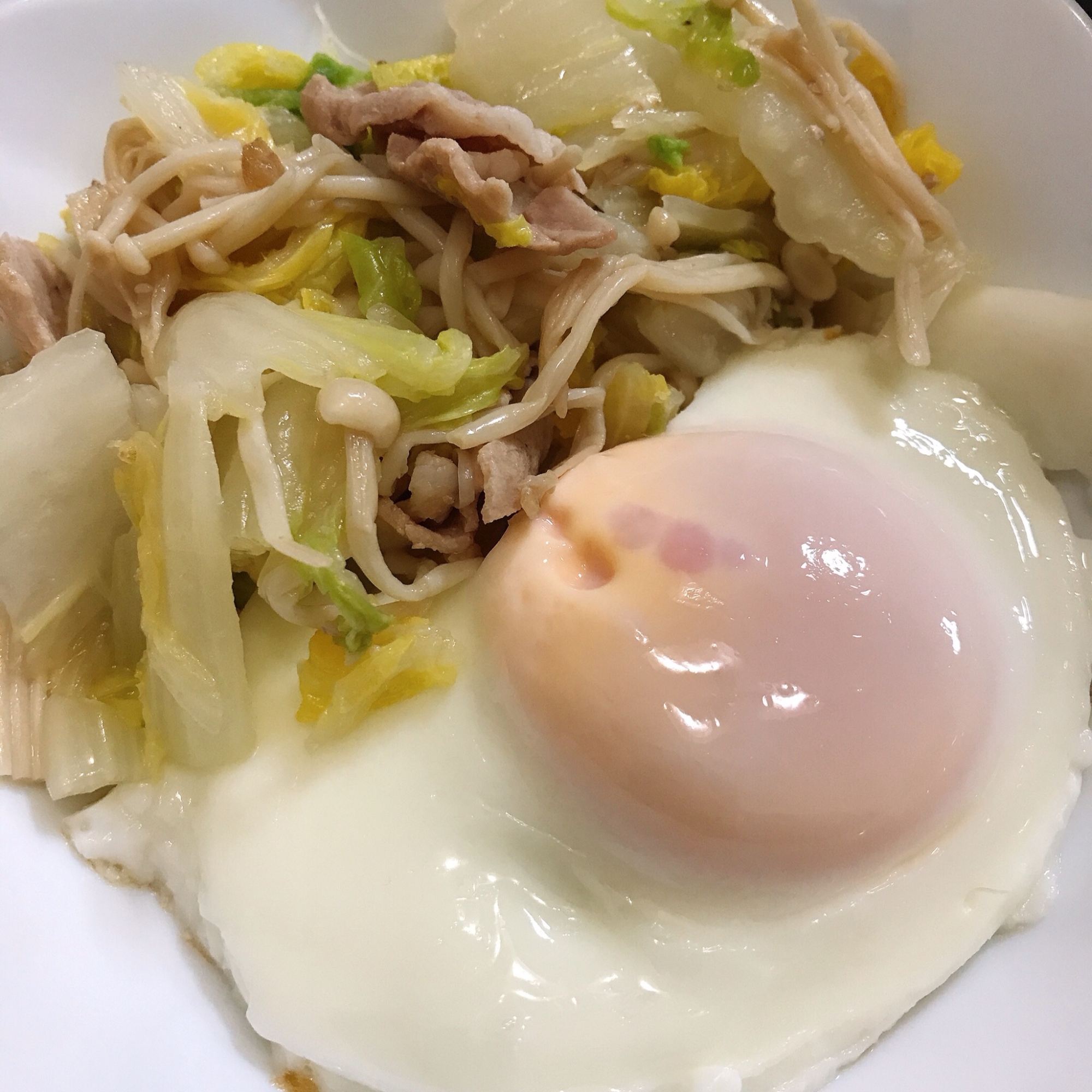 白菜の炒め物と目玉焼きのワンプレート