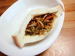 焼きそばの翌日はこれ!食パンde焼きそばパン♪