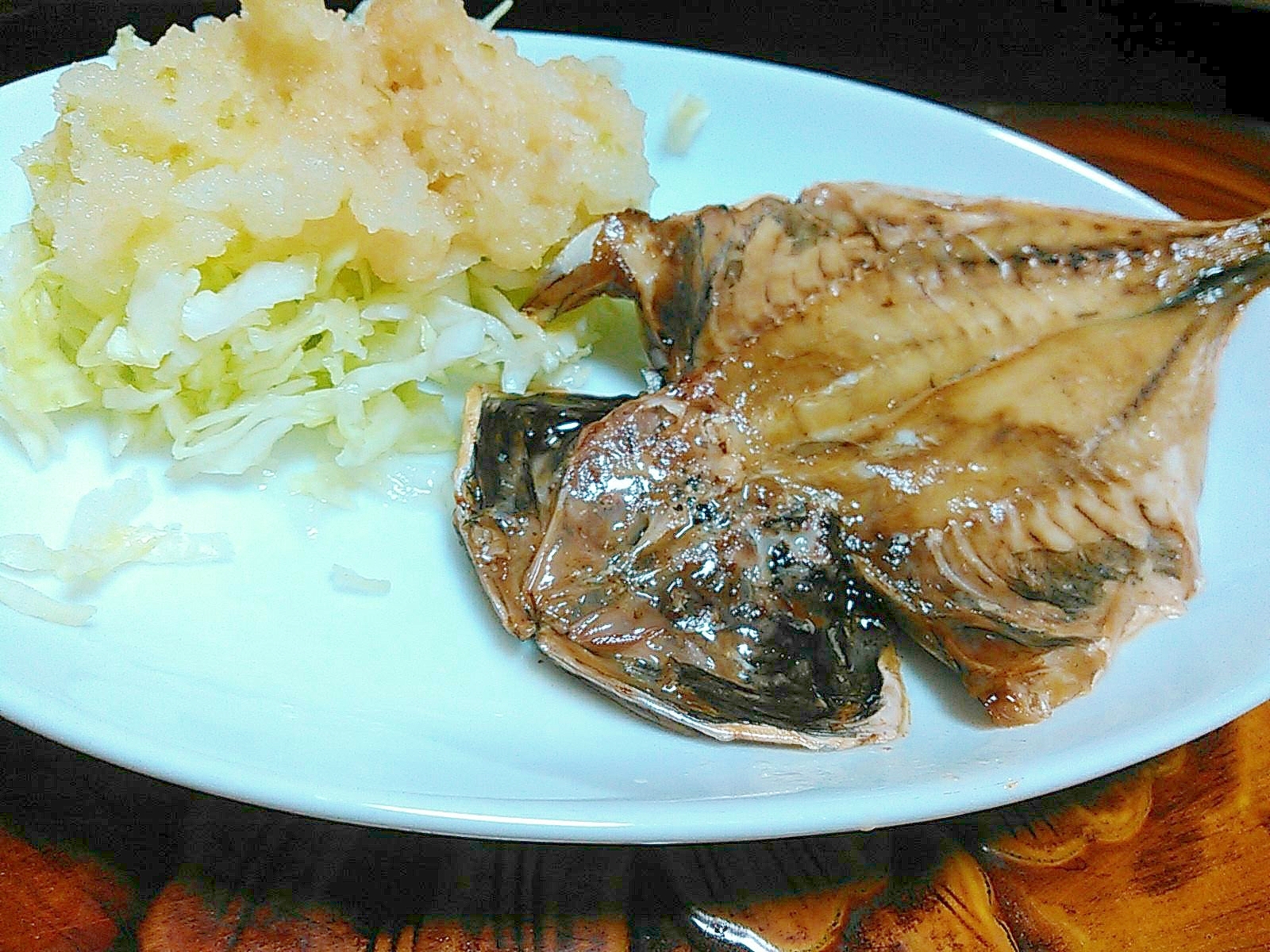 鯵の干物の林檎おろしキャベツ添え